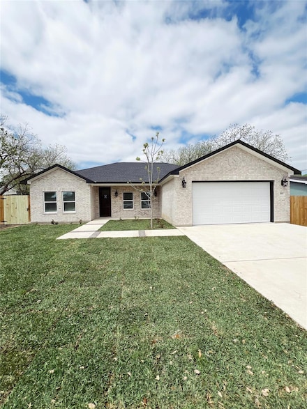 614 S Middle St, Flatonia, TX 78941