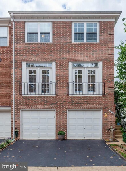 5725 Governors Pond Cir, Alexandria, VA 22310