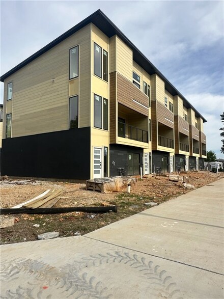 202 NW 9th St, Bentonville, AR 72712