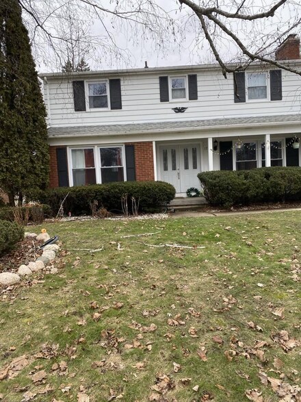1743 Clearbrook St SE, Grand Rapids, MI 49508