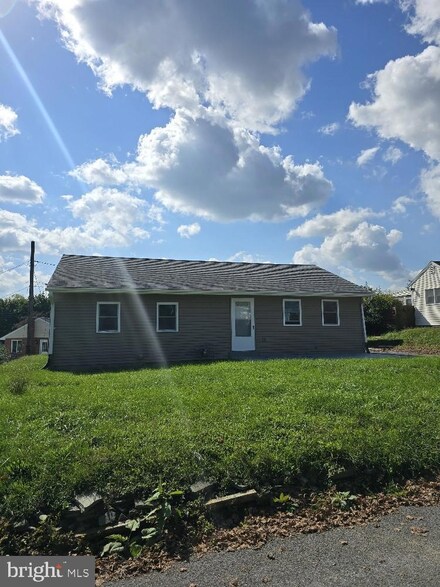 5233 Crestwood Dr, Harrisburg, PA 17109