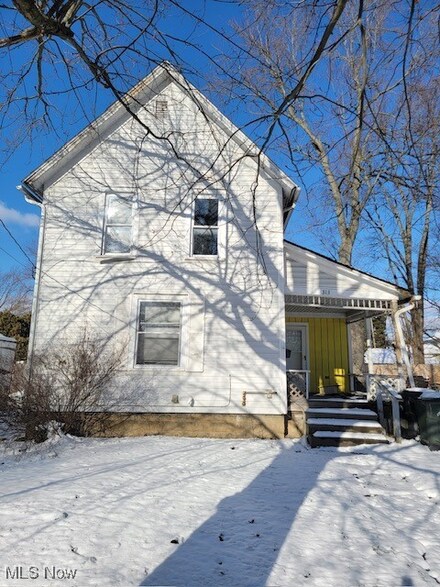 313 10th St, Elyria, OH 44035