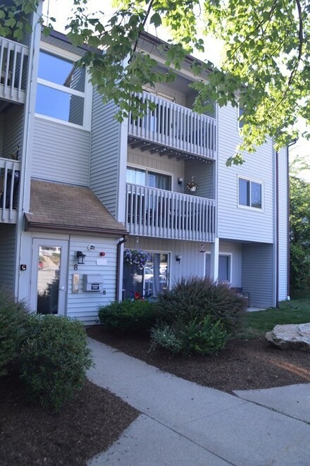 812 Franklin Crossing Rd, Franklin, MA 02038