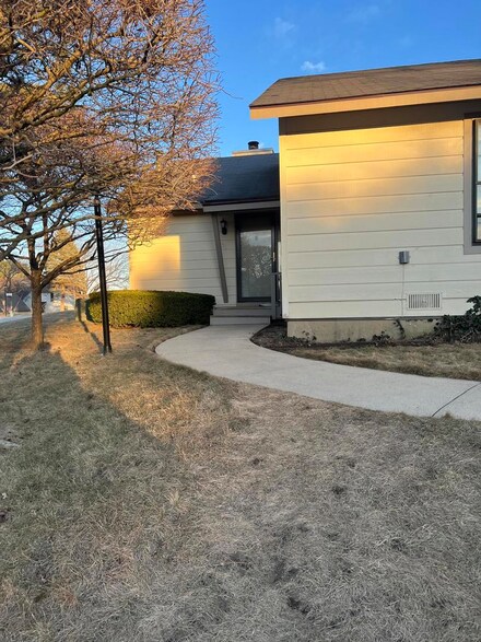 701 Colby Ct Unit U80, Gurnee, IL 60031