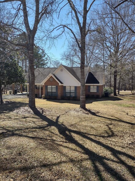 1355 Possum Trot Rd, Deatsville, AL 36022