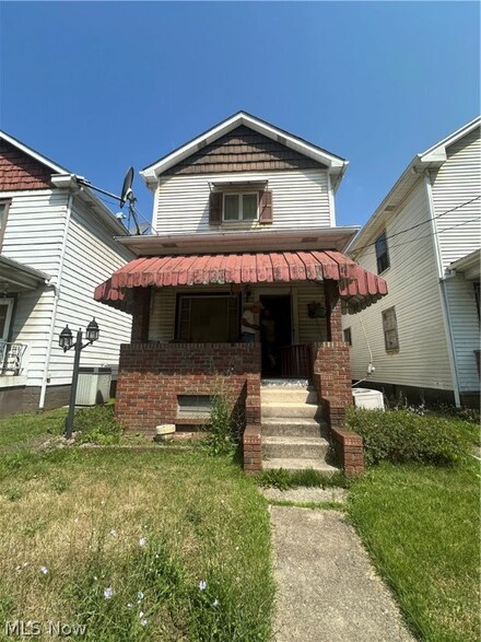 715 Allegheny St, Follansbee, WV 26037