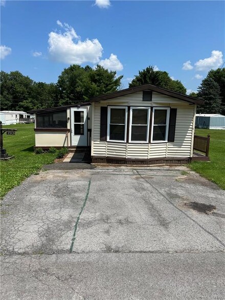 202 Henderson Ln, Weedsport, NY 13166