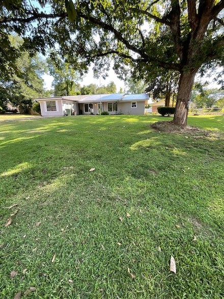 572 Sharon Ln, Ozark, AL 36360