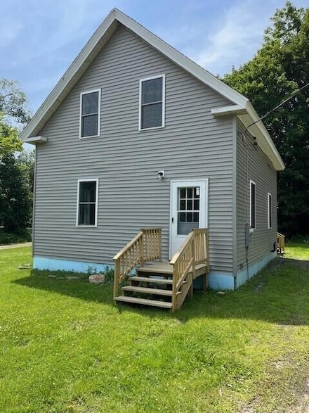 12 Hubbard St, Oakland, ME 04963