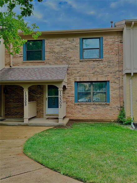13307 Hiddendale Ln, Ballwin, MO 63021