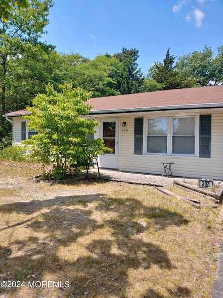 303 4th St, Waretown, NJ 08758