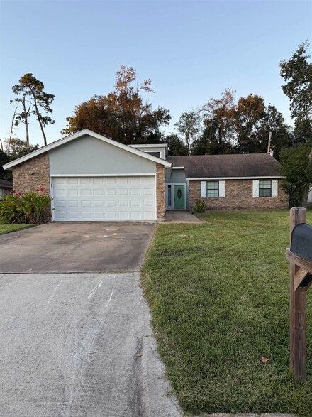 1928 Silver Oaks Dr, Orange, TX 77632