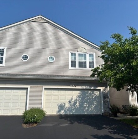 2432 Reflections Dr Unit T2204, Aurora, IL 60502