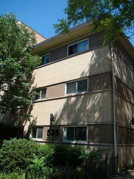 526 W Roscoe St Unit 1E, Chicago, IL 60657