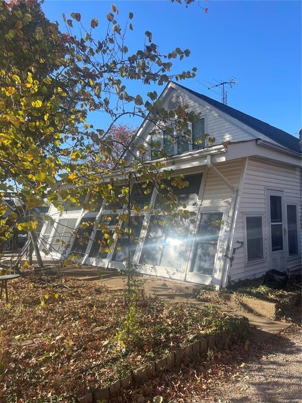 323 Diener Rd, Washington, MO 63090