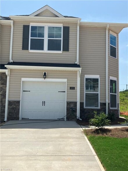1222 Evelynnview Ln, Kernersville, NC 27284