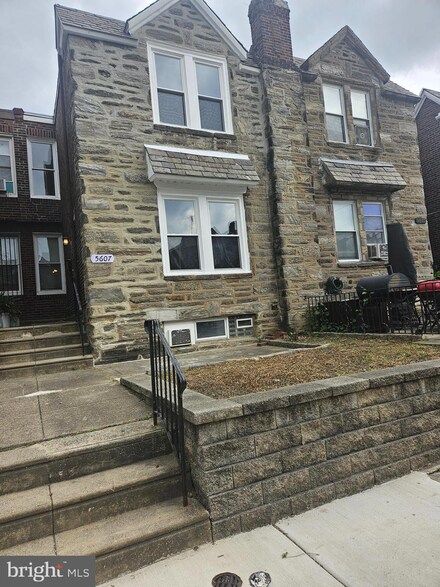 5607 Rosehill St, Philadelphia, PA 19120