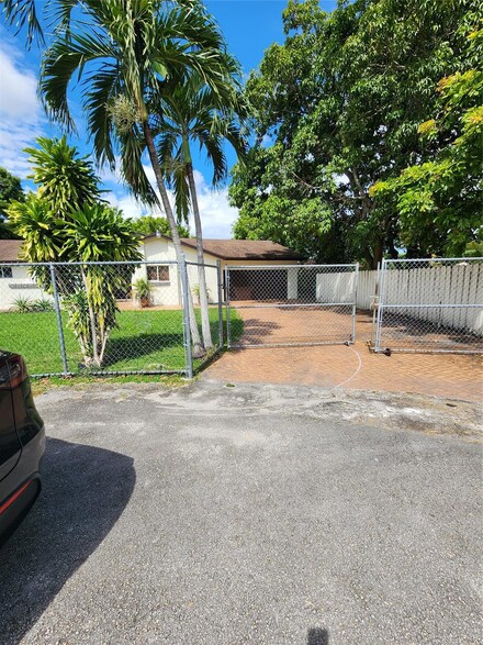 18520 SW 127th Place, Miami, FL 33177