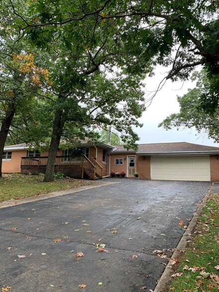 621 Almond St NW, Demotte, IN 46310