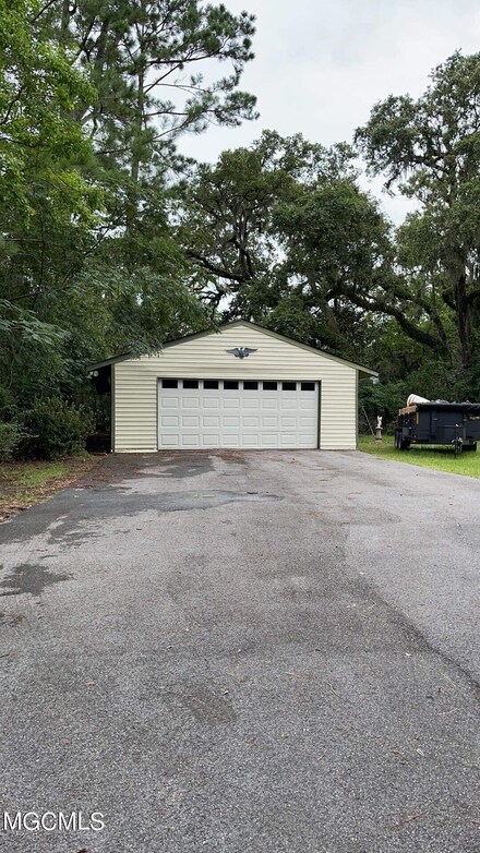 10447 Riverroad Dr, Gulfport, MS 39503