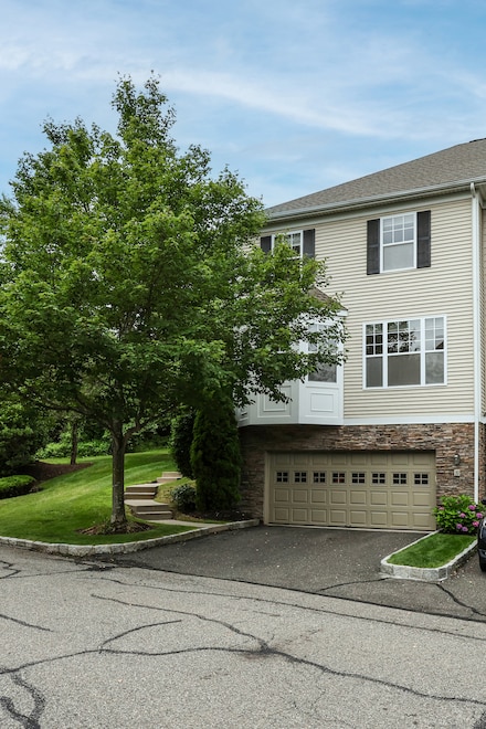 39 Faith Ln Unit 39, Danbury, CT 06810