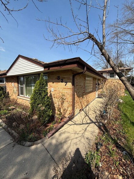 327 Iroquois Rd, Hillside, IL 60162