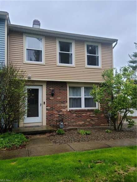 155 Quaker Ridge Dr, Akron, OH 44313