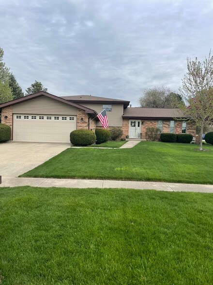 2 Honey Ln, New Lenox, IL 60451