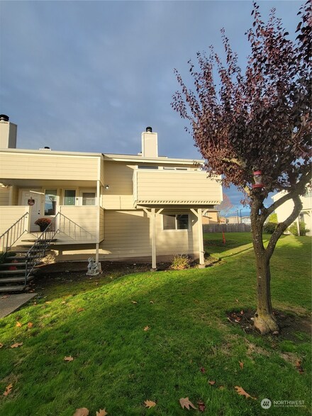 201 Mckean Ct Unit B, Enumclaw, WA 98022