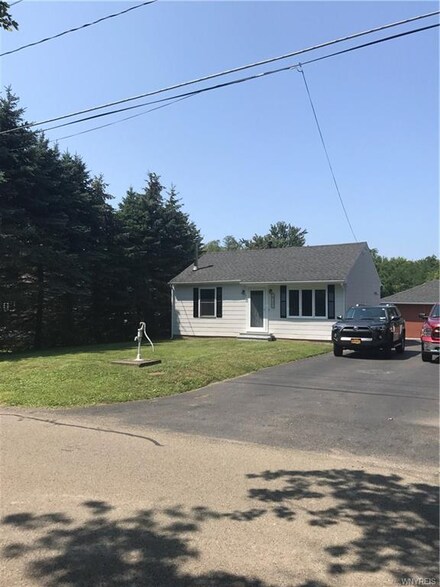 7266 Derby Rd, Derby, NY 14047