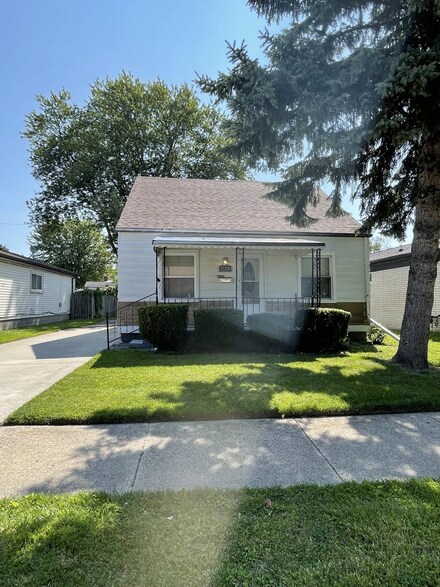 27320 Collingwood St, Roseville, MI 48066