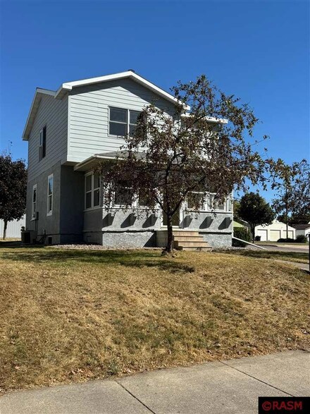 827 827 S Franklin St, New Ulm, MN 56073