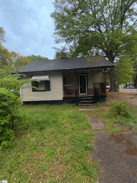 100 Pridmore St, Laurens, SC 29360