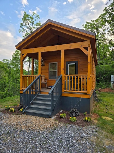 42 Granity Ln, Franklin, NC 28734