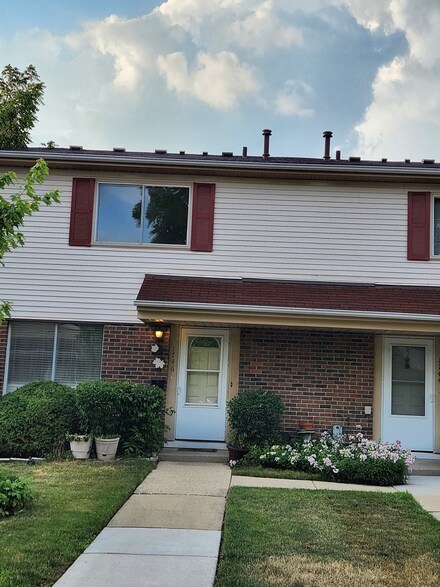 1746 Queensbury Cir Unit 5832, Hoffman Estates, IL 60169