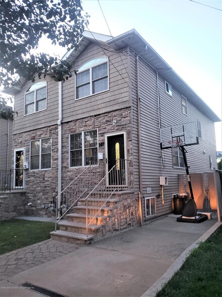 147 Amador St, Staten Island, NY 10303