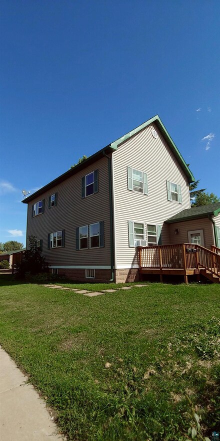 102 7th Ave E, Ashland, WI 54806