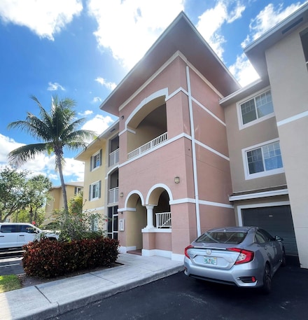 6482 Emerald Dunes Dr Unit 302, West Palm Beach, FL 33411