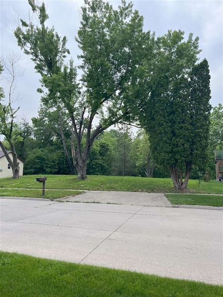 1445 Valley View Dr, Coralville, IA 52241