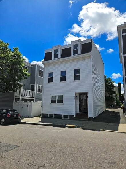 711 E 7th St, Boston, MA 02127
