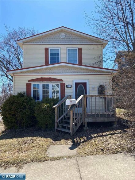 401 6th St SW, Chisholm, MN 55719