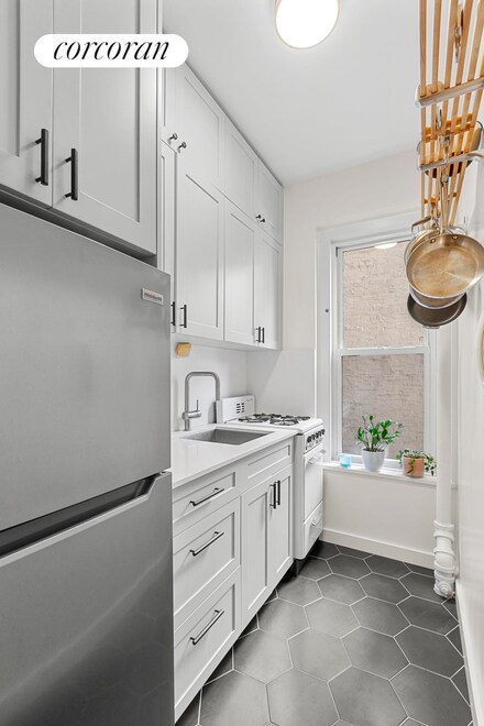 140 E 95th St Unit 2E, New York, NY 10128