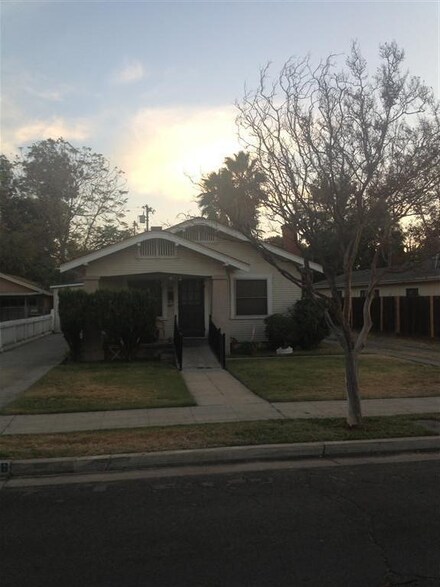 204 E Alhambra Ave, Fresno, CA 93728