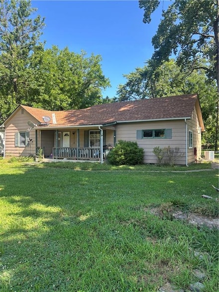109 W 7th St, Pleasanton, KS 66075