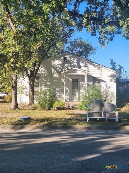 906 S Chestnut St, Lampasas, TX 76550