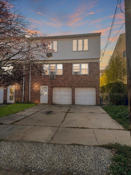 86 Oak St, Bayonne, NJ 07002