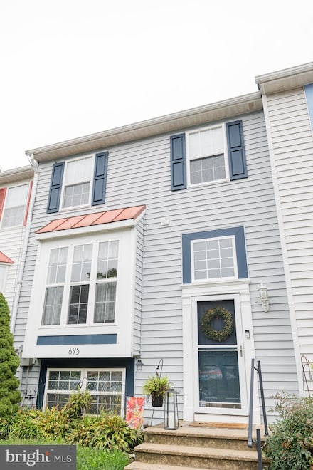 695 Boxwood Dr, Hampstead, MD 21074