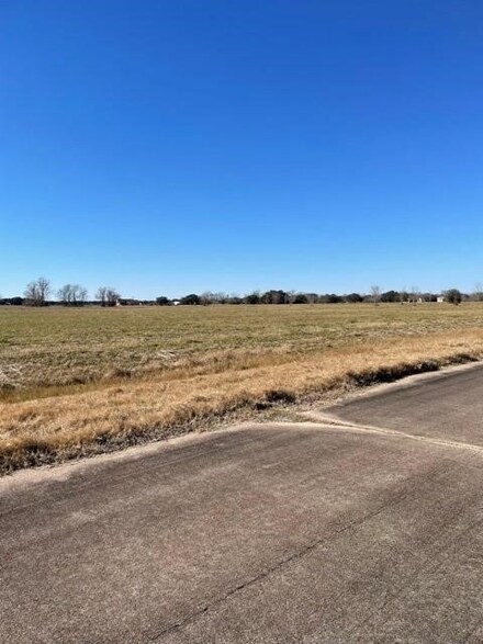 83 Brahman Trail, Angleton, TX 77515