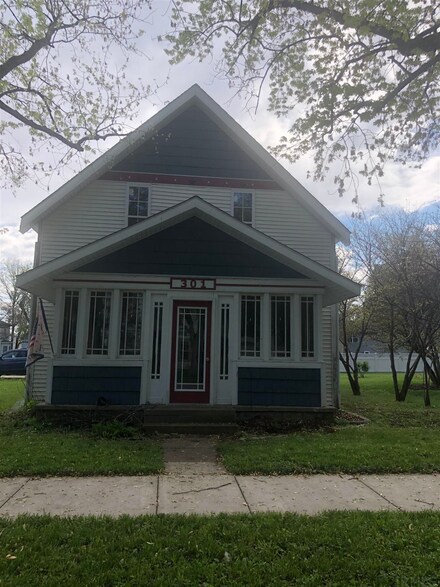 301 S Main St, Otterbein, IN 47970