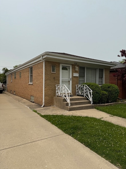 8044 Gross Point Rd, Morton Grove, IL 60053